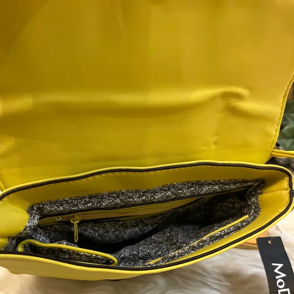 Moda Crossbody Bag with Magnetic Closure